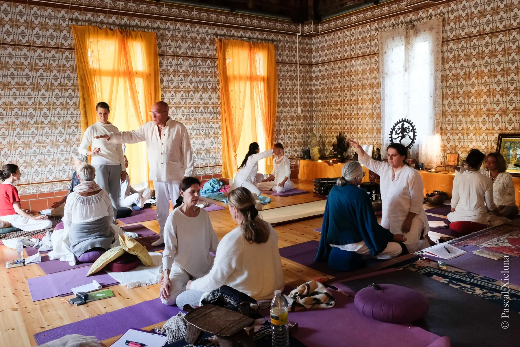 Patrick Torre transmettant le Yoga du Son à un groupe